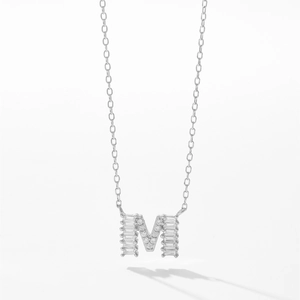 Détail du pendentif lettre M en argent S925 avec diamants baguette sur chaîne en O