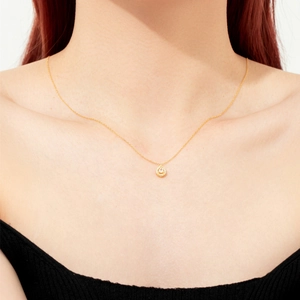 Collana in argento 925 con ciondolo a pera e zirconi indossata da una modella donna
