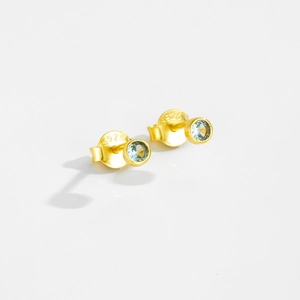 Macro-opname van de S925 sterling zilveren oorbel met gouden plating en blauwe zirkoon