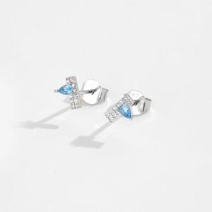 Detail van S925 sterling zilveren oorbellen met peervormige blauwe zirkoon en kristallen