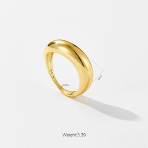 Detalle de anillo dorado con sello S925, ancho de 2mm y peso de 3,39g