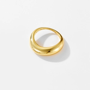 Detalle del sello S925 grabado en un anillo dorado pulido con diseño irregular grueso