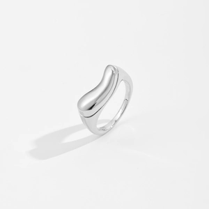 Detailed close-up of S925 sterling silver minimalist bean ring with mirror polish