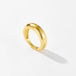 Anello d'oro irregolare con incisione S925 mostrato in una vista minimalista a 45 gradi