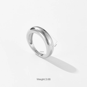 Dettaglio macro di anello irregolare in argento da 6mm con marchio S925