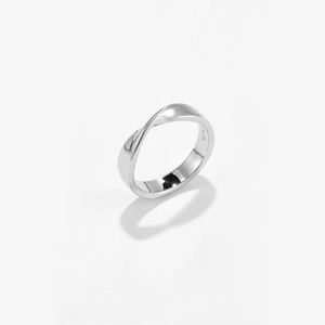 Minimalistische S925 zilveren Mobius ring met hoogglans afwerking op witte achtergrond