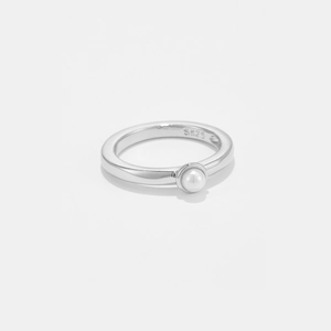 Detalle de anillo de plata S925 con perla blanca redonda y sello de autenticidad