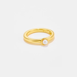 Anillo minimalista de plata S925 bañada en oro con una pequeña perla blanca redonda