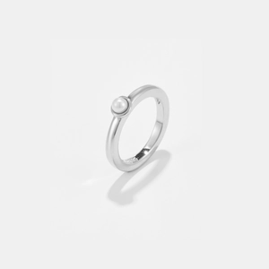 Anillo minimalista de plata con perla blanca redonda sobre una banda metálica lisa