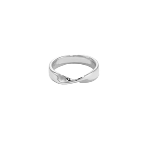 Gepolijste S925 sterling zilveren Mobius ring met minimalistisch gedraaid ontwerp op wit