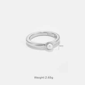Anillo minimalista de plata de ley S925 con perla blanca de 5mm y peso de 2,65g elegante