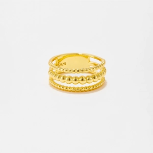 Gros plan détaillé d'une bague à triple rangée de perles dorées avec poinçon argent S925