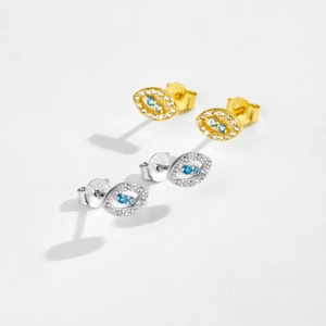 Macro detail van S925 sterling zilveren boze oog oorbellen met blauwe stenen en goud