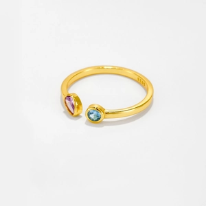 Detalle de anillo en plata S925 con circonitas de colores en forma de gota y redondas