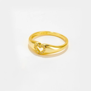 Detailed close-up showing S925 hallmark on a gold-plated heart ring with zirconia
