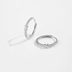 Minimalistische S925 Sterlingsilber Creolen mit Kristall besetztem X-Design