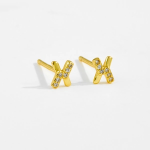 Elegante X-förmige Ohrstecker aus S925 Silber mit Zirkonia und goldener Beschichtung