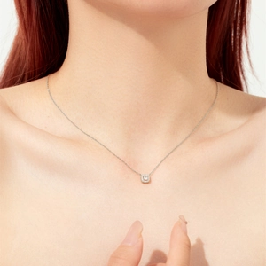 Dettaglio della collana con ciondolo quadrato in argento sterling 925 indossata da donna