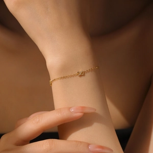 Elegantes 18K vergoldetes Silberarmband mit funkelndem Kristall-Schleifenanhänger