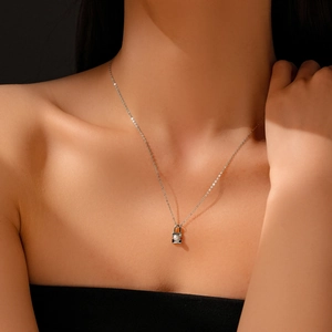 Collier ras du cou minimalist en argent S925 avec pendentif cadenas perle sur modèle