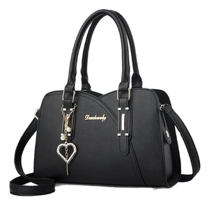 Sac à main noir grainé avec pendentif perle en cœur et bandoulière amovible