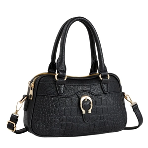Sac à main élégant en cuir noir grainé avec une boucle en métal doré en forme de fer à cheval