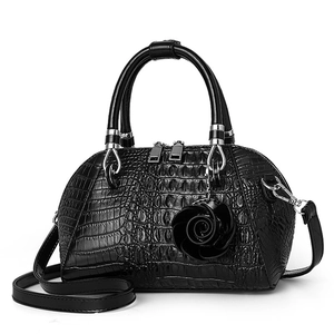 Elegante borsa nera goffrata coccodrillo con doppi manici e decorazione a rosa 3D