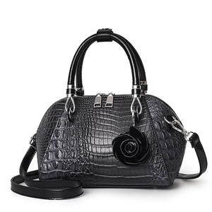 Elegante borsa a mano nera con motivo a coccodrillo, ciondolo a fiore e tracolla