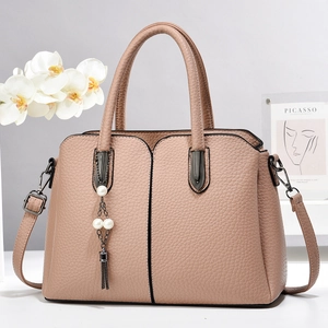 Détails du sac à main rose grainé avec pendentif en perles et finitions métalliques