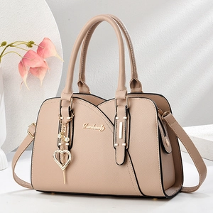Elegante borsa beige in pelle testurizzata con ciondolo a cuore per donne di classe