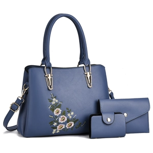 Détail du lot de 3 sacs bleus avec broderie florale élégante et ferrures dorées de luxe