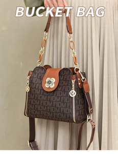 Détail du fermoir trèfle et du motif monogramme FIDM sur le sac seau en cuir