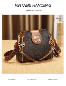 Détail du sac à main vintage marron avec boucle trèfle et large bandoulière tissée