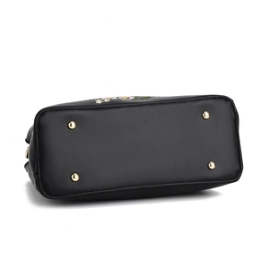 Vue détaillée du fond du sac montrant quatre pieds de protection en métal doré sur cuir noir