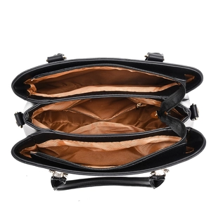 Vue de dessus montrant l'intérieur compartimenté et les zips argentés du sac à main