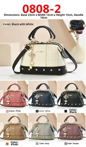 Detailed view of structured tote bag with pearl charm and dimensions 25x13x15cm
