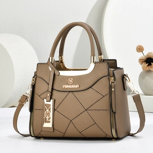 Dettaglio della borsa in pelle martellata con cuciture a rombi e logo oro
