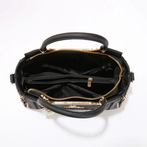 Détail du grand sac cabas en cuir noir montrant l'espace intérieur et les compartiments