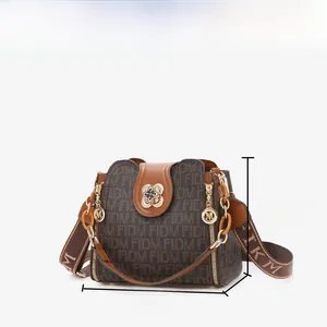 Détail du sac à main monogramme marron avec fermoir doré et dimensions de 22x20x9cm