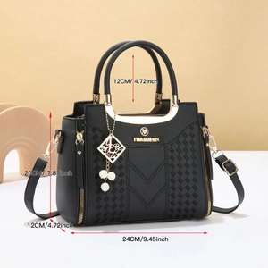 Détails du sac à main en cuir noir avec dimensions et ornements métalliques dorés
