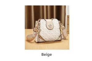 Détail macro du sac beige avec imprimé lettres FIDM et boucle dorée en forme de fleur