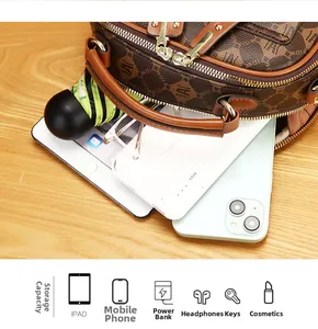 Détail de la grande capacité intérieure du sac à main monogramme marron pour iPad et plus