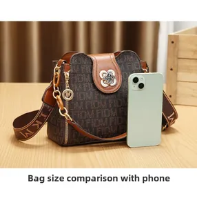 Comparaison de taille du sac seau marron avec un smartphone pour le quotidien