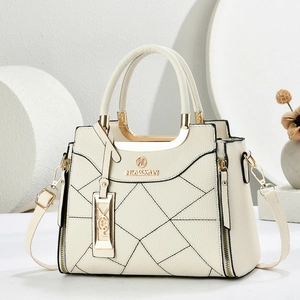 Elegante borsa a mano in pelle beige con logo dorato e tracolla rimovibile