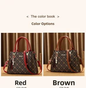 Détail de sacs à main rouge et marron avec motifs monogrammes et pompons décoratifs