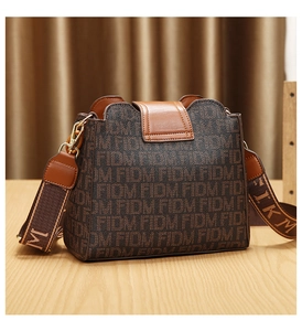 Détail du sac à bandoulière vintage avec imprimé monogramme FIDM et large sangle