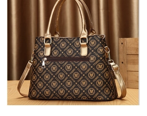 Détail du sac vintage avec motif monogramme, garniture dorée et poche zippée à l'avant