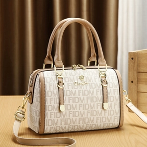Beige Boston-Handtasche mit FIDM-Monogramm-Print und hellbraunen Schultergurten