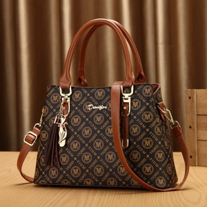 Sac à main fourre-tout marron foncé à motifs avec bandoulière et pendentif chat élégant