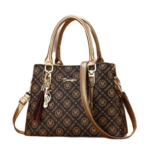 Sac à main marron à motif monogramme avec poignées dorées et pendentif chat